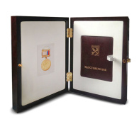 Как сохранить внешний вид медалей, орденов и других наград?